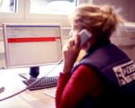 Kobra Mitarbeiterin in am Telefon