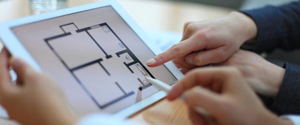 Beratungsgespräch - Grundriss einen Hauses auf I-Pad