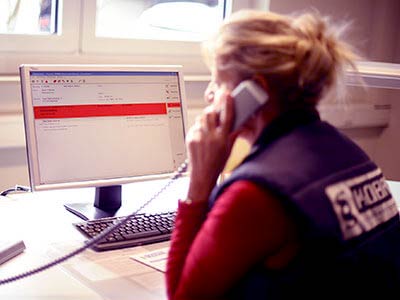 Kobra Mitarbeiterin in am Telefon