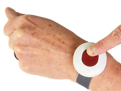 Hand drückt Notfallknopf