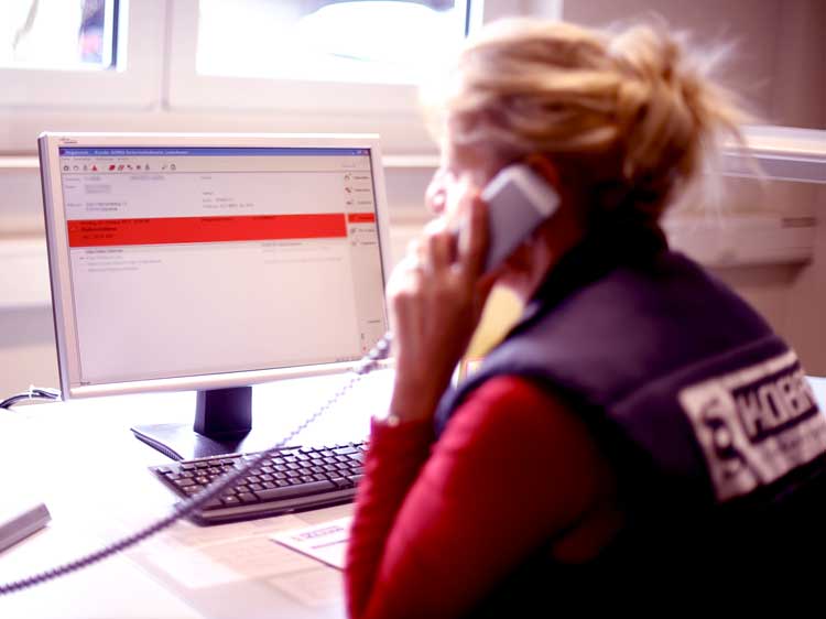 Dame im Telefondienst